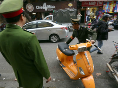 Chủ tịch quận ở Hà Nội viết thư ngỏ kêu gọi "dành vỉa hè cho người đi bộ"