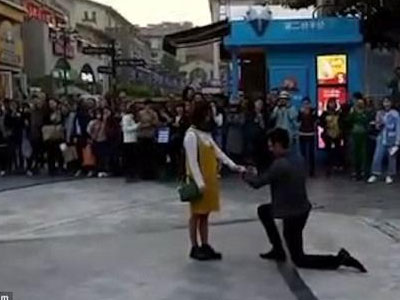 Clip: Thanh niên cầu hôn bị đánh vì nhà không có... toilet