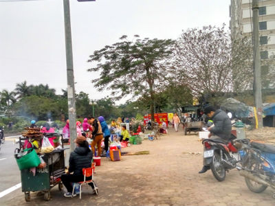 Hà Nội: Chung cư "mọc" đến đâu, chợ cóc đi theo đến đó