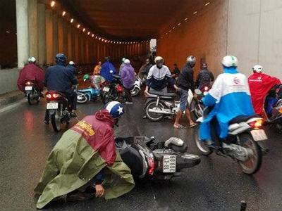 Hà Nội: Nhiều người đi xe máy bị ngã ở hầm đường bộ Kim Liên