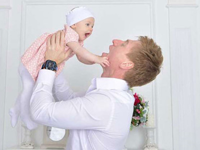 "Khóc, cười" với những ông bố Việt trẻ chăm con sơ sinh