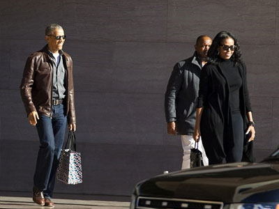 Obama tươi cười xuất hiện cùng vợ giữa nghi án 'nghe lén'