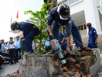Quận 1 đập bỏ bồn cây gần tòa nhà Bộ Công Thương