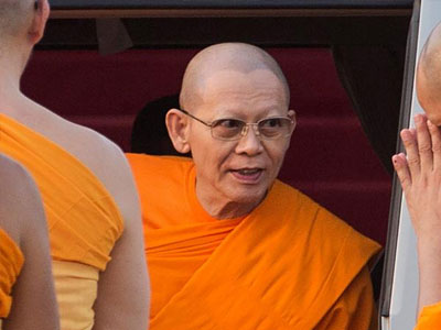 Vua Thái Lan phế bỏ chức vị nhà sư bị 4.000 cảnh sát vây