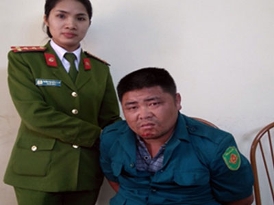 2 đối tượng vận chuyển heroin rút dao điên cuồng chống trả công an