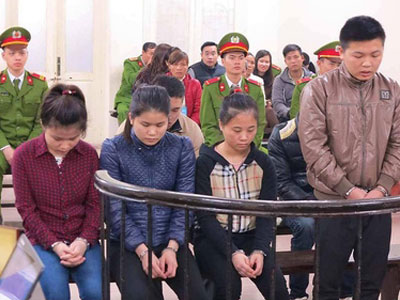 Ba thiếu nữ sấn sổ đánh anh công an vì lời nhắc không nói tục