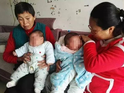 Bị nhà vợ chê nghèo, bố làm việc đến đột tử, bỏ lại 2 con nhỏ chưa đầy tháng