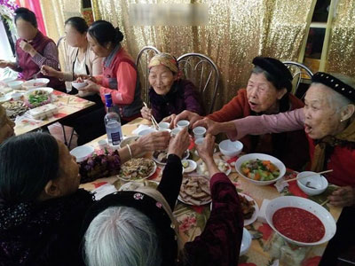 Cận ngày 8/3, bức ảnh về tình bạn của các chiến hữu cụ bà thật khiến người ta thích thú