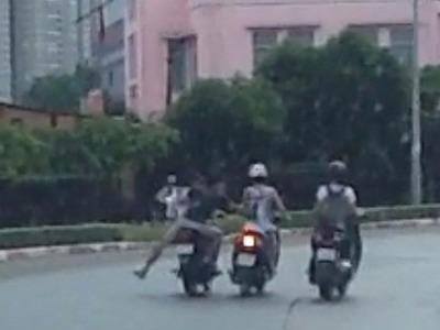 Giật giỏ xách rồi điện thoại cho nạn nhân