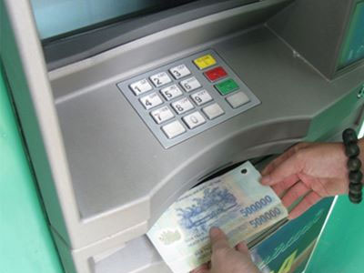 Hai người Trung Quốc dùng 160 thẻ ATM giả để trộm tiền