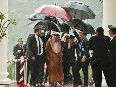 Indonesia điều 2 tàu chiến bảo vệ chuyến nghỉ mát của vua Saudi Arabia