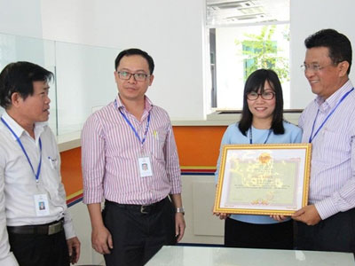 Nữ nhân viên điện lực trả lại 1 tỷ đồng nhặt được