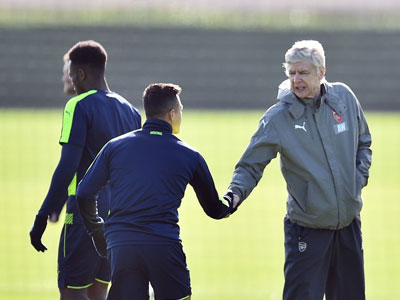 Sanchez bắt tay chấm dứt mâu thuẫn với Wenger