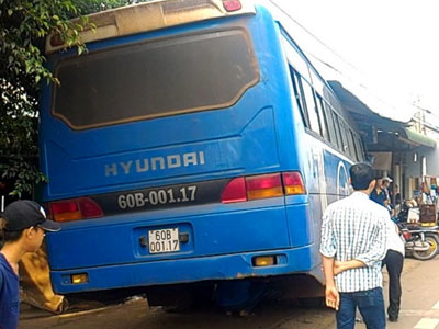 Xe khách đâm sập quán cà phê, hàng chục người bỏ chạy