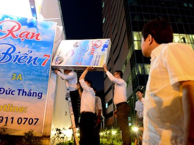 Dân Sài Gòn quay phim, chụp ảnh Phó chủ tịch Hải đi dẹp vỉa hè