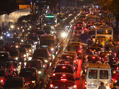 Hà Nội: Nhích từng ly di chuyển tối 8/3