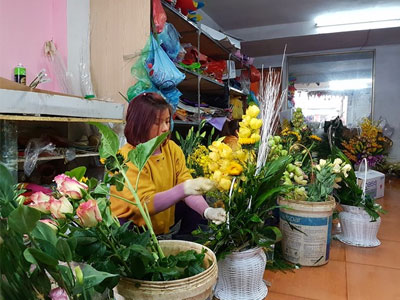 Hoa tươi 8/3 đắt hàng, người bán không kịp thu tiền khách