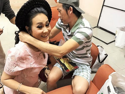 Hoài Linh tặng trầm hương đắt tiền cho nghệ sĩ Thanh Hằng