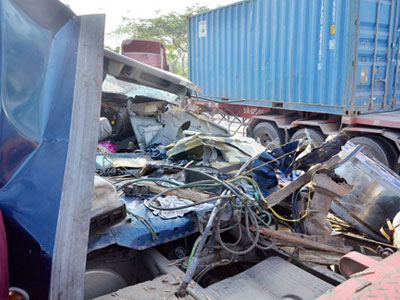 TPHCM: 4 cuộn thép đè nát đầu xe container trên đại lộ