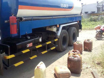 Bắt quả tang vụ rút ruột xe bồn xăng dầu gần Tổng kho xăng dầu Cát Lái