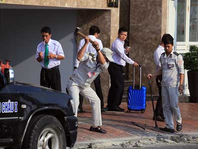 Đà Nẵng dọn dẹp vỉa hè bằng búa tạ, xà beng