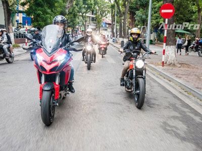 Hà Nội: Dàn nữ biker xuống phố ngày 8/3