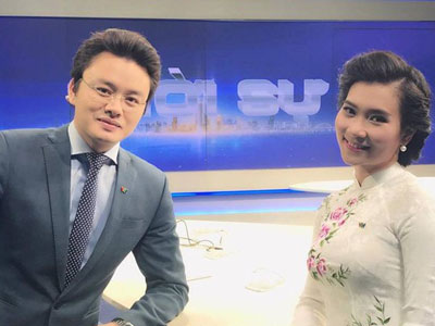 Hình ảnh ấn tượng của MC mới lên sóng Thời sự 19h