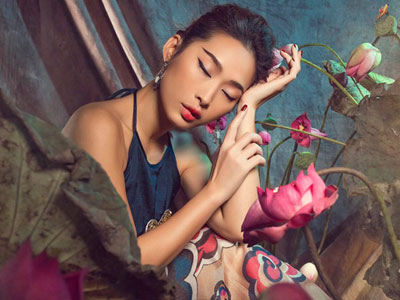 Quỳnh Thy khoe vai trần với áo yếm