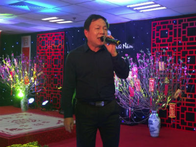 Thấy gì qua việc sếp Viettel trình diễn các bản hit của Sơn Tùng MTP?