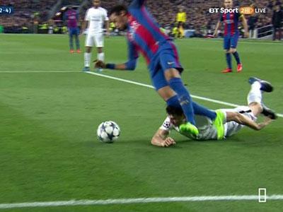 Thuyết âm mưu trọng tài giúp Barcelona ngược dòng