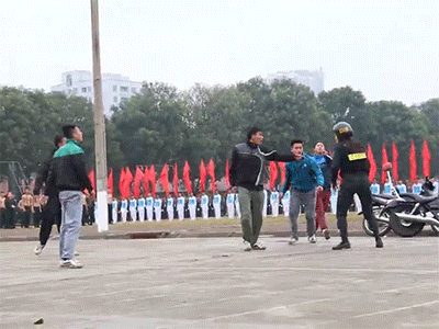 Video: Cảnh sát đặc nhiệm quật ngã đối tượng quậy phá bằng xe máy