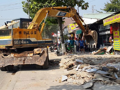 Đồng Nai dùng máy múc phá bỏ công trình lấn chiếm vỉa hè