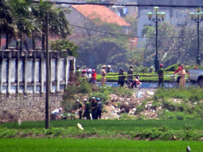 Một nhân viên ngân hàng nghi tự thiêu