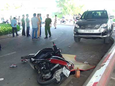 Người đàn ông nằm chết dưới cầu, trong người có 4 con dao