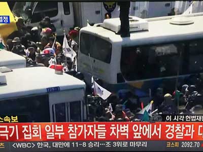 Người ủng hộ bà Park Geun-hye xô xát với cảnh sát