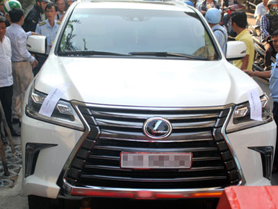 Quận 1 cẩu ôtô Lexus, phá tường khách sạn chiếm vỉa hè