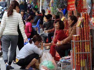 Vỉa hè Hà Nội: Sáng ra quân rầm rộ, chiều lại bị tái chiếm