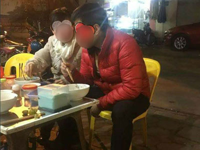 Cô gái chê ỏng chê eo khi đi ăn tối khiến anh người yêu ê mặt, chủ quán cũng nhịn không nổi...