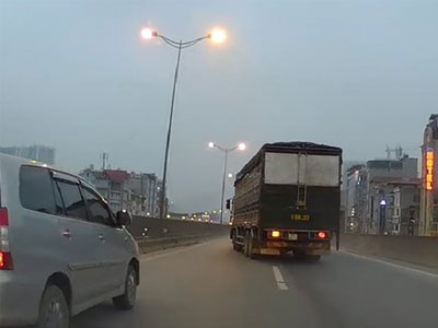 Ford Ranger và ôtô tải đánh võng, chèn ép nhau ở đường trên cao