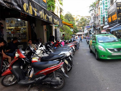 Hàng quán, xe hơi... né đường lớn, tràn vô hẻm