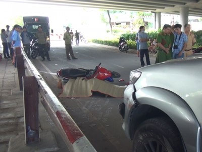 Nam thanh niên tử vong cạnh chiếc xe Fortuner bên vệ đường