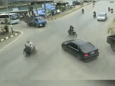 Xem đoạn clip "1 cú đâm, 2 cách hành xử" ở ngã tư để thấy giá trị của sự tử tế