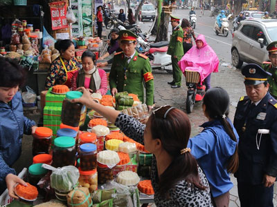 Cảnh sát giành lại vỉa hè ở chợ Hôm - Đức Viên lúc sáng sớm