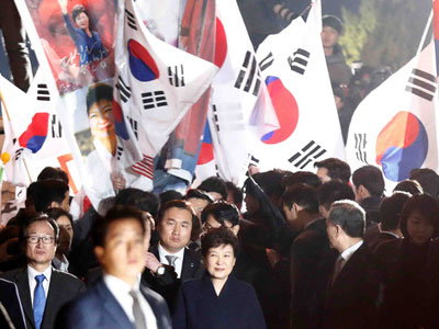 Rời Nhà Xanh, bà Park Geun-hye đối mặt với thẩm vấn