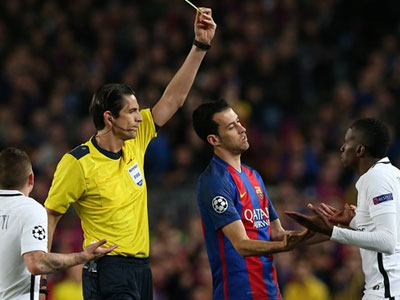 Trọng tài bị nghi "giúp Barca" thóa mạ sao PSG