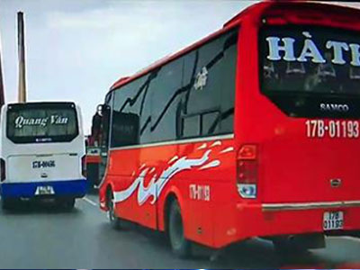 Tước bằng lái của 2 tài xế chèn xe nhau trên cầu Bãi Cháy