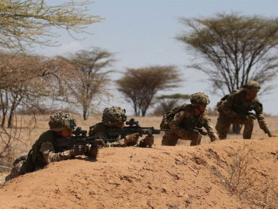 Ảnh: Lính Anh khổ luyện giữa nắng nóng 40 độ ở Kenya