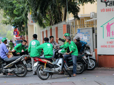 Bắt 3 xe ôm tình nghi đâm gục tài xế Grabbike trên phố
