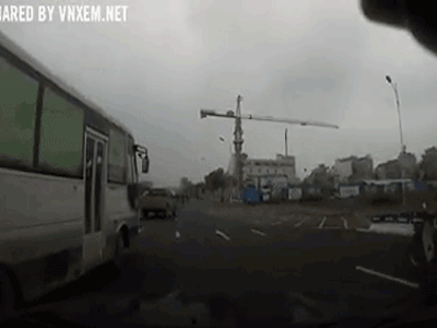 Clip: Chạy xe với tốc độ cao, xe máy đâm thẳng vào ô tô