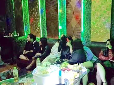 Dân chơi thuê phòng karaoke tổ chức sinh nhật bằng... thuốc lắc